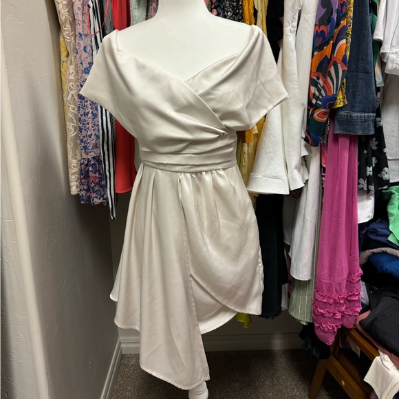 Lulu’s size small preowned satin feel mini dress - Picture 3 of 16